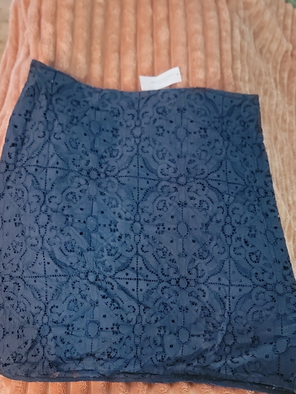 Banana Republic Lace Pencil Skirt in Navy Blue - Size 12
